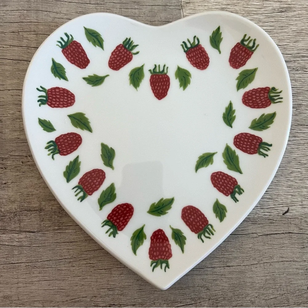 Williams-Sonoma La Fraise Chene Heart Shaped Fruit/Dessert Plate. Japan. 6.75